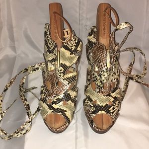 Dollhouse 💥NWT💥’Suvi’ platform Stilletto